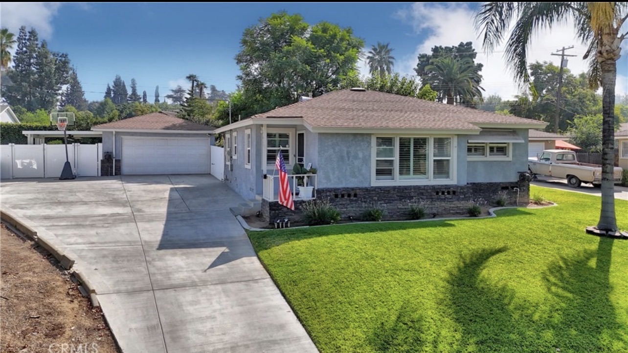Charming 3-Bedroom Home with Lush Backyard, Orange Tree & Spacious Driveway in a Safe Neighborhood