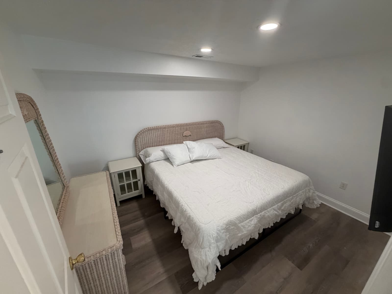 Room 105: Private King Bedroom with Shared Bathroom- 5 minutes to Holden Beach, 14 minutes to Novant Health Brunswick Medical Center