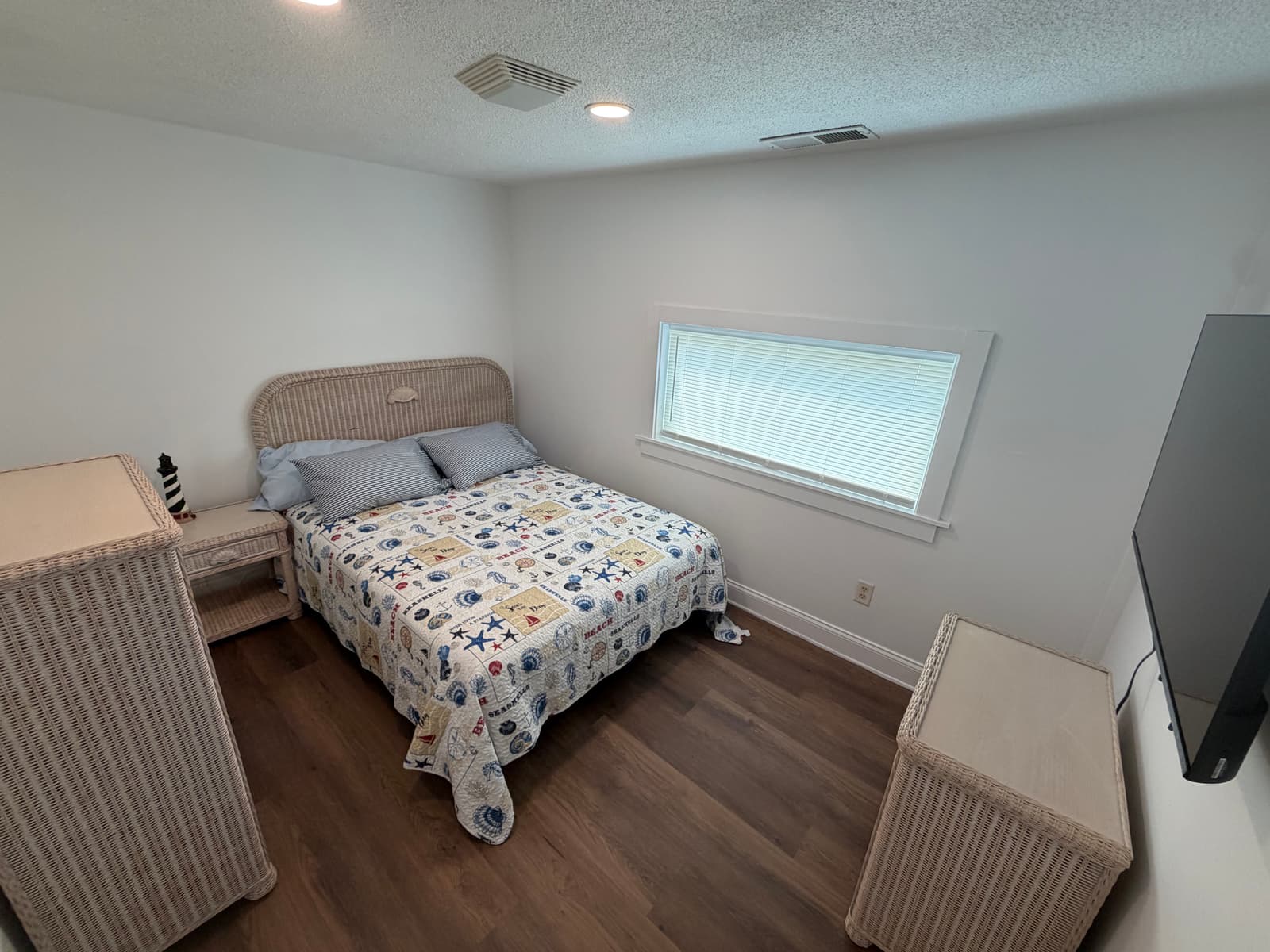 Room 104: Private Queen Bedroom with Shared Bathroom- 5 minutes to Holden Beach, 14 minutes to Novant Health Brunswick Medical Center