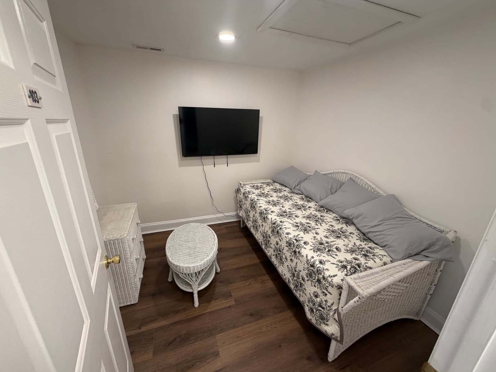 Room 103: Private Daybed Bedroom with Shared Bathroom- 5 minutes to Holden Beach, 14 minutes to Novant Health Brunswick Medical Center