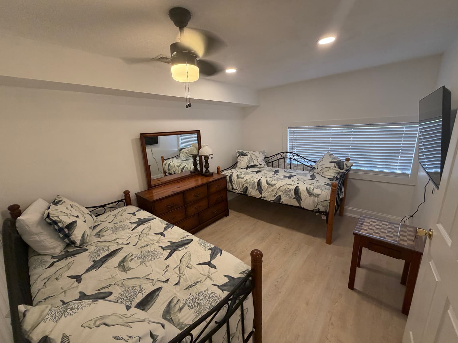 Room 102: 2 Private Daybeds Bedroom with Shared Bathroom- 5 minutes to Holden Beach, 14 minutes to Novant Health Brunswick Medical Center
