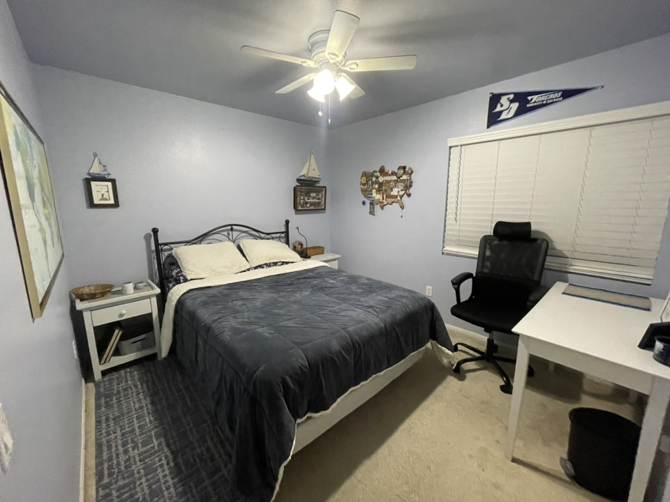 Bedroom in Safe Suburban Home for female