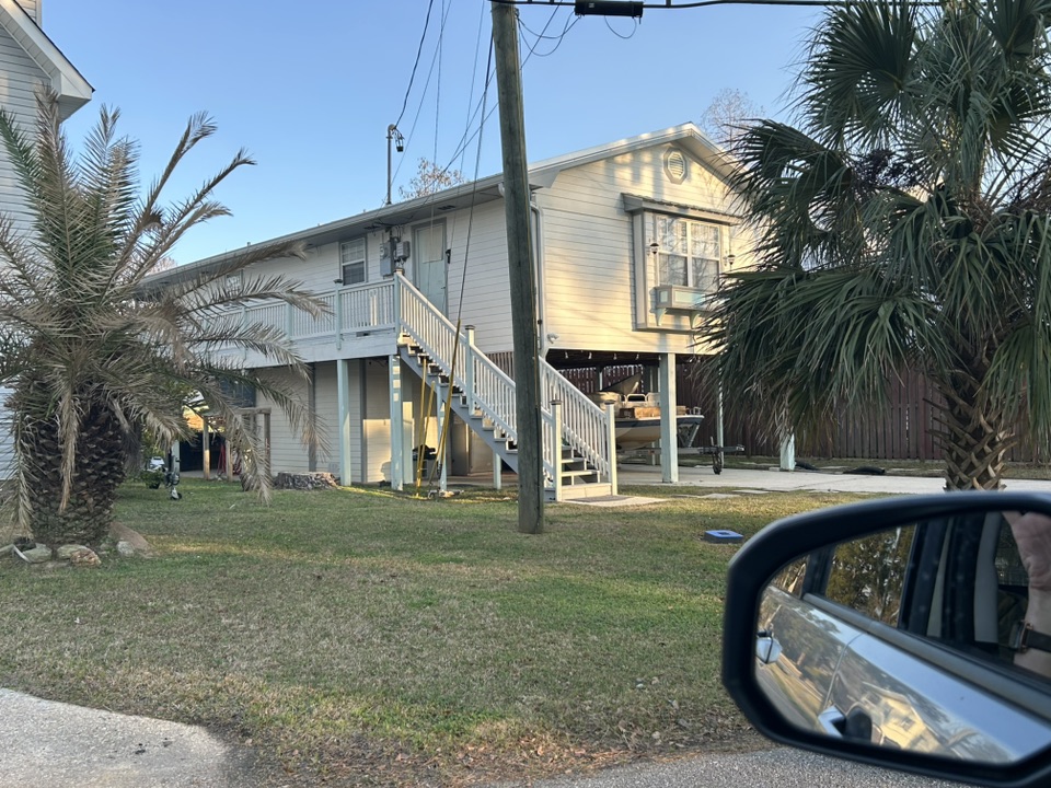 Ms raised home on the water leading to the Jordan River . Fishing from the deck, kayaks , 1 bedroom and use of kitchen, living room & bathroom. Shared with owner .
