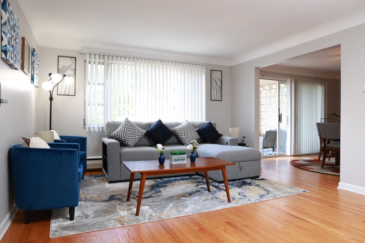 14-20 min Downtown. Spacious. Private. In Quiet Suburb. Free pearl & Laundry
