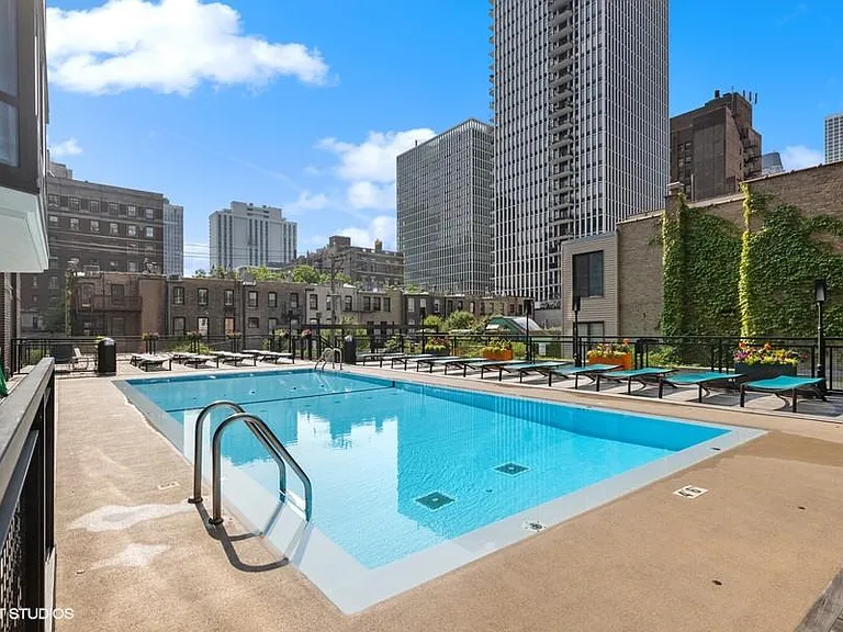 Convertible studio - 5 minutes from lakefront