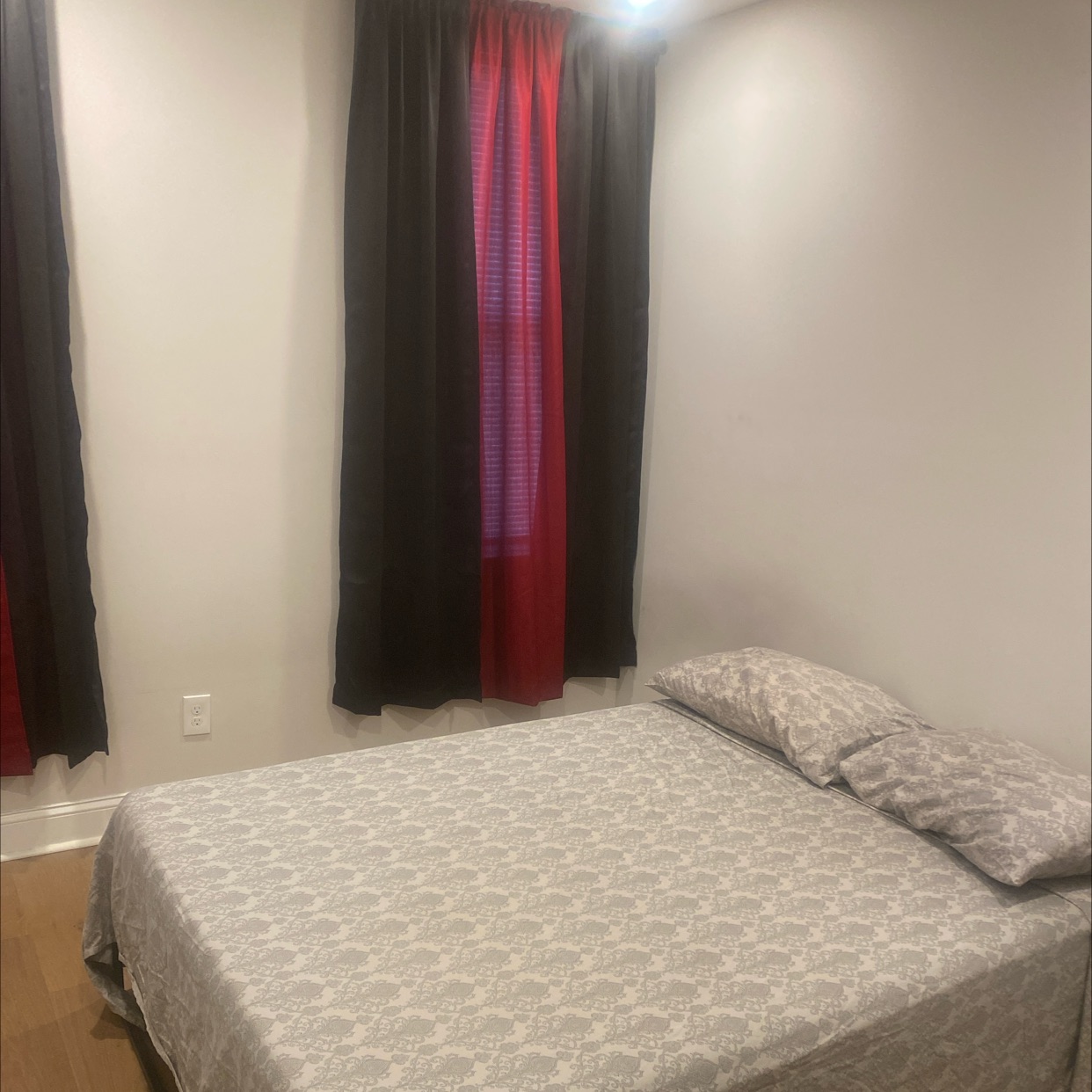 Cozy bedroom in city townhouse?