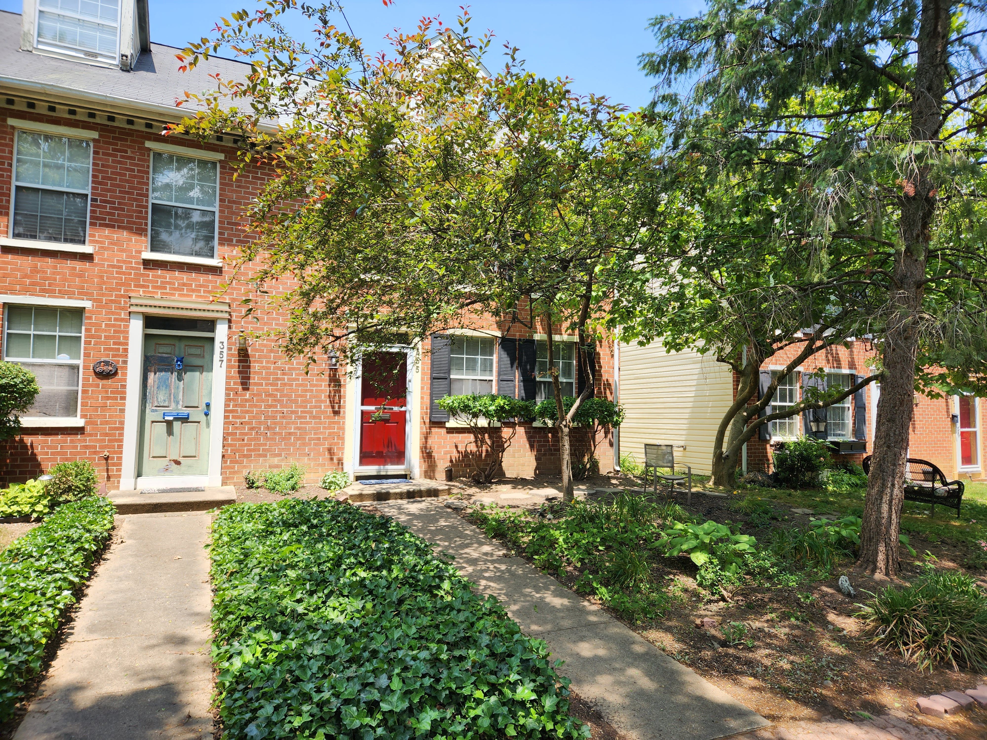 Cozy townhome near hospitals with parking
