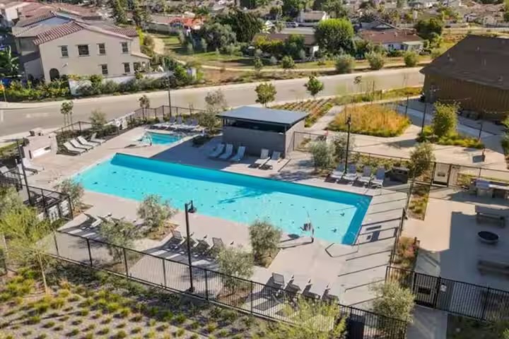 *NEW* Modern + Pet OK + Pool + 20 min to Beach