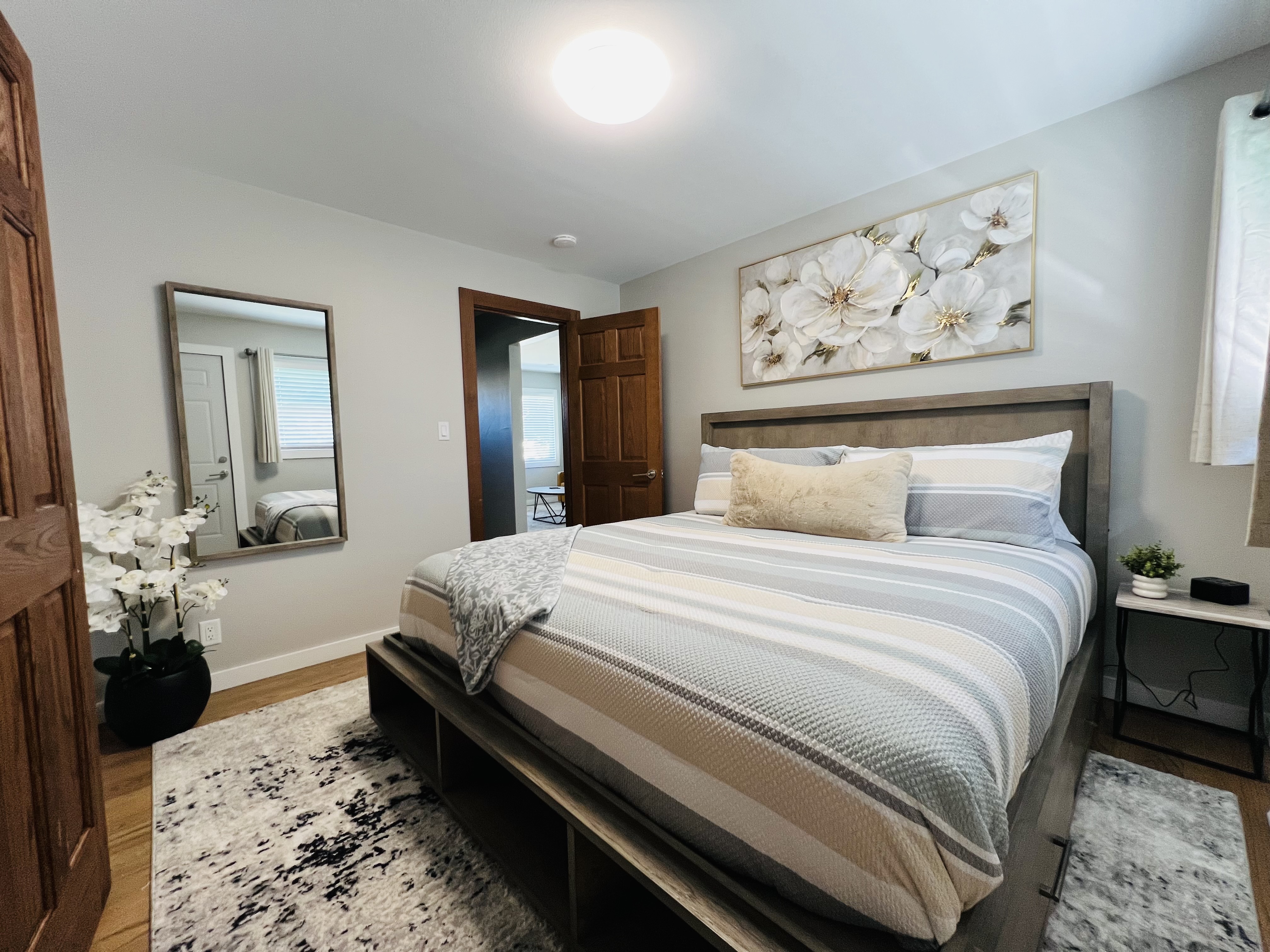 Mid-Century Modern Apartment 1 Bed / 1 Bath