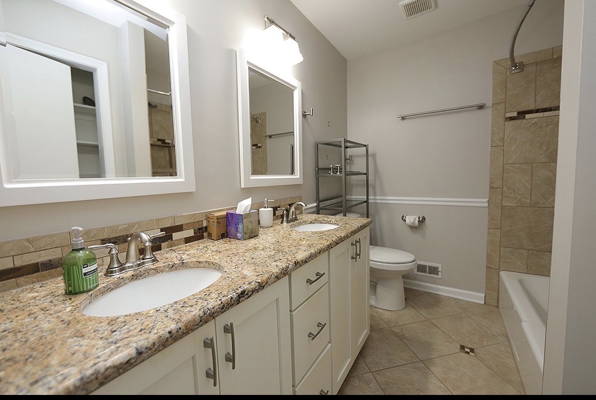 Furnished room available in 3b townhouse ITB- North Hills!