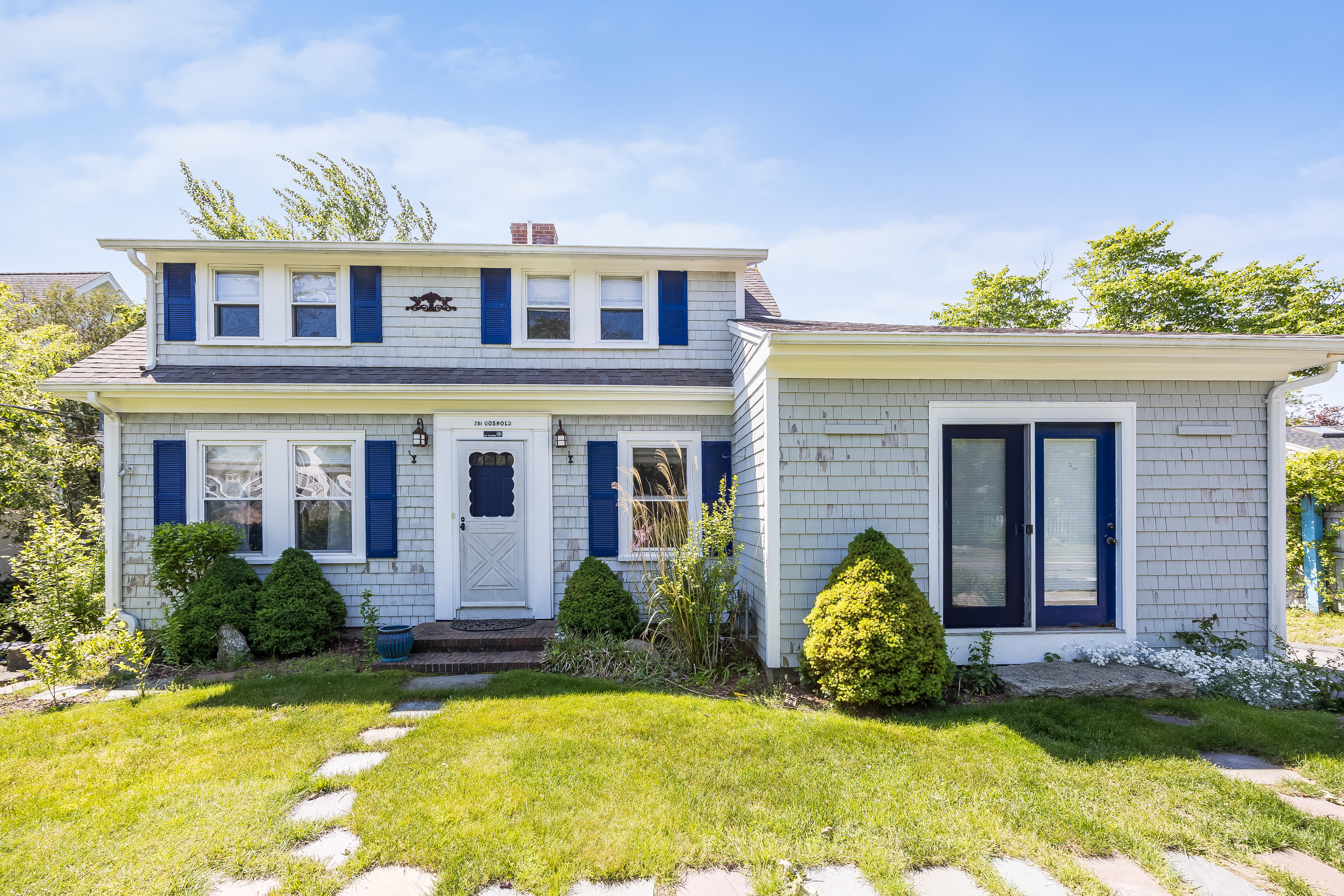 Spacious 4 bedroom or 2 bedroom near beach and hospital