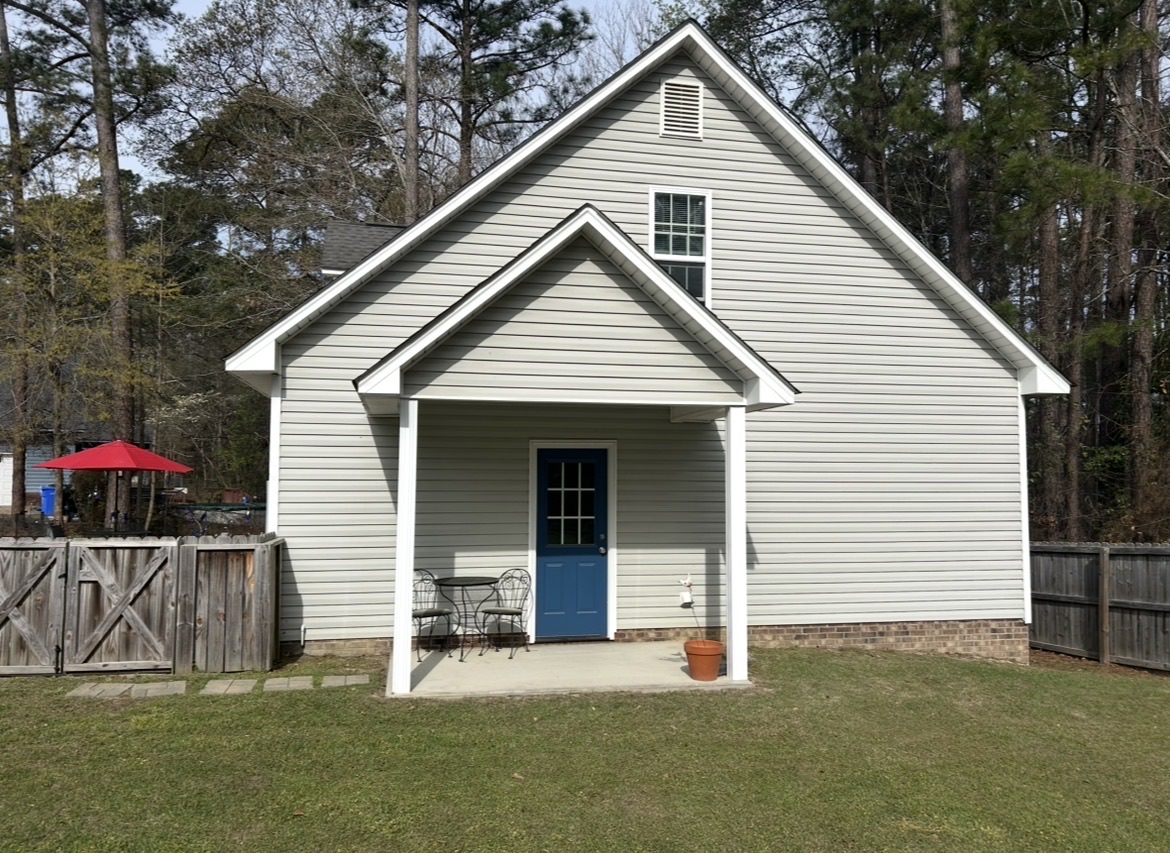 Studio Apartment Above Detached Garage