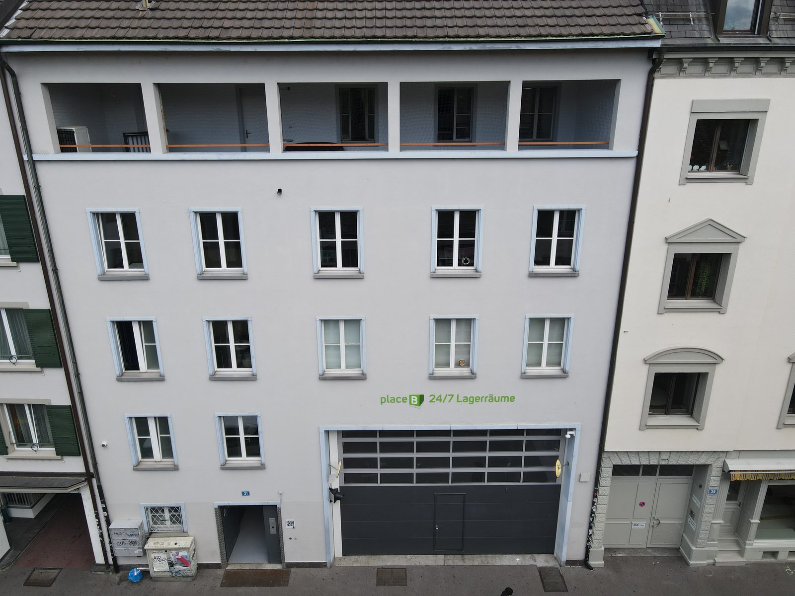 Gewerbehaus Rebgasse 31 Basel, Fassade mit 24/7 Lagerräumen