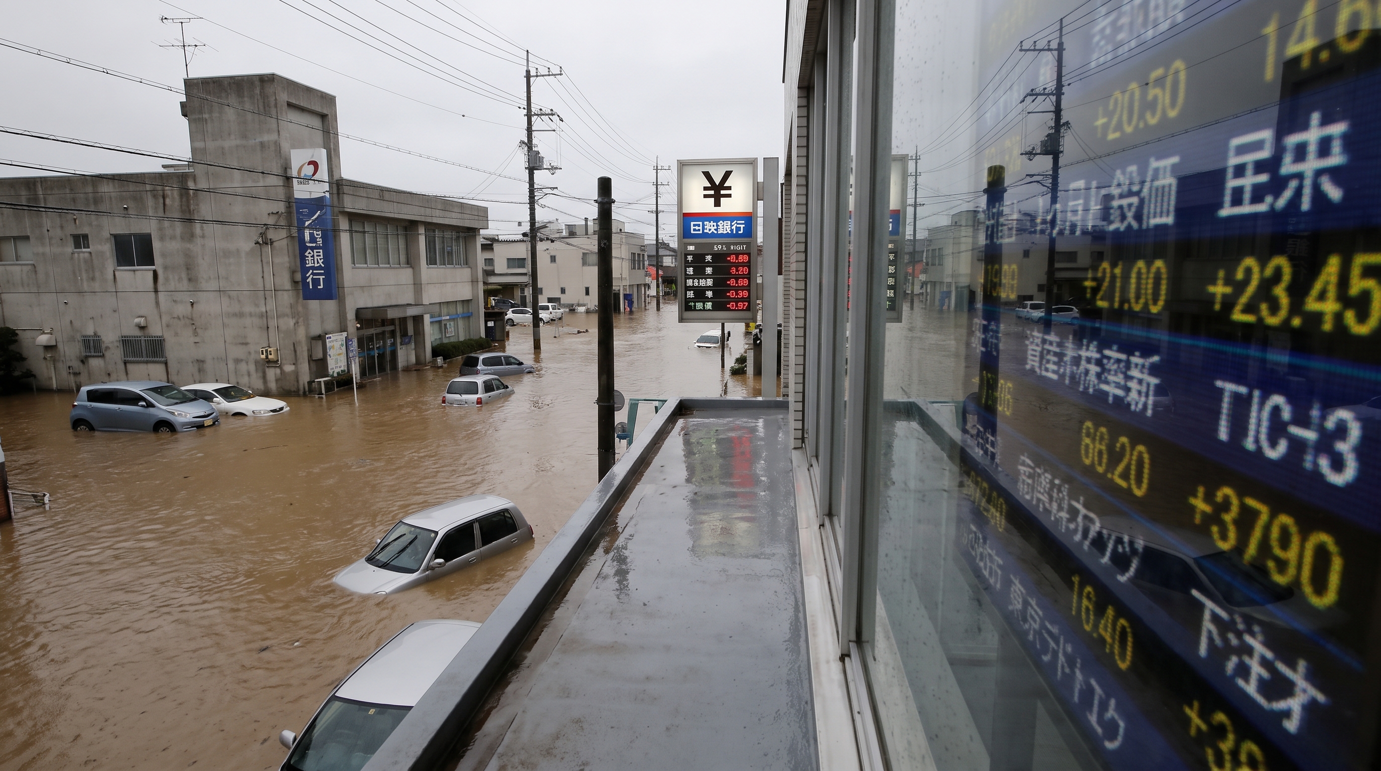 Japonya'da şiddetli yağışlar felakete yol açtı: 200 araç sular altında kaldı
