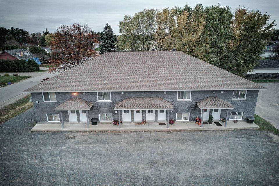 All brick 8 units Apartment In Hanmer