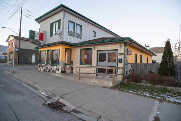 TURN KEY RESTURANT and Upstairs Suites For Sale in Thunder Bay