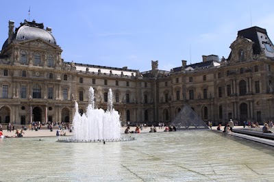 Pyramide du Louvre
