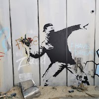 Logo Musée Banksy - Paris