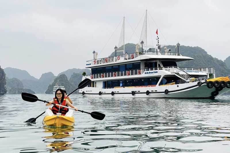 Chèo thuyền Kayak trên vịnh Lan Hạ
