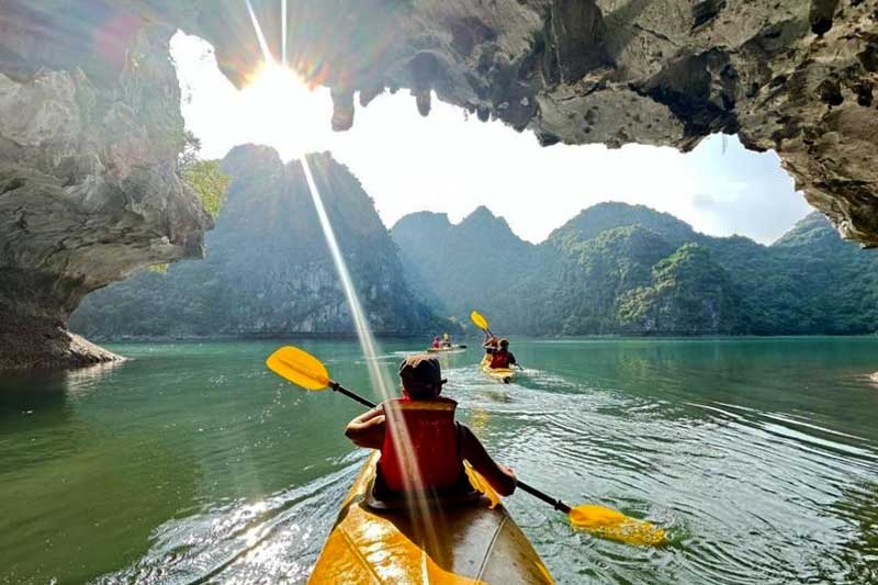 Lan ha bay kayaking