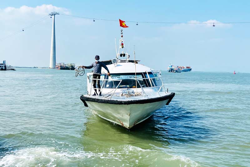 Speed boat to Cat Ba Island