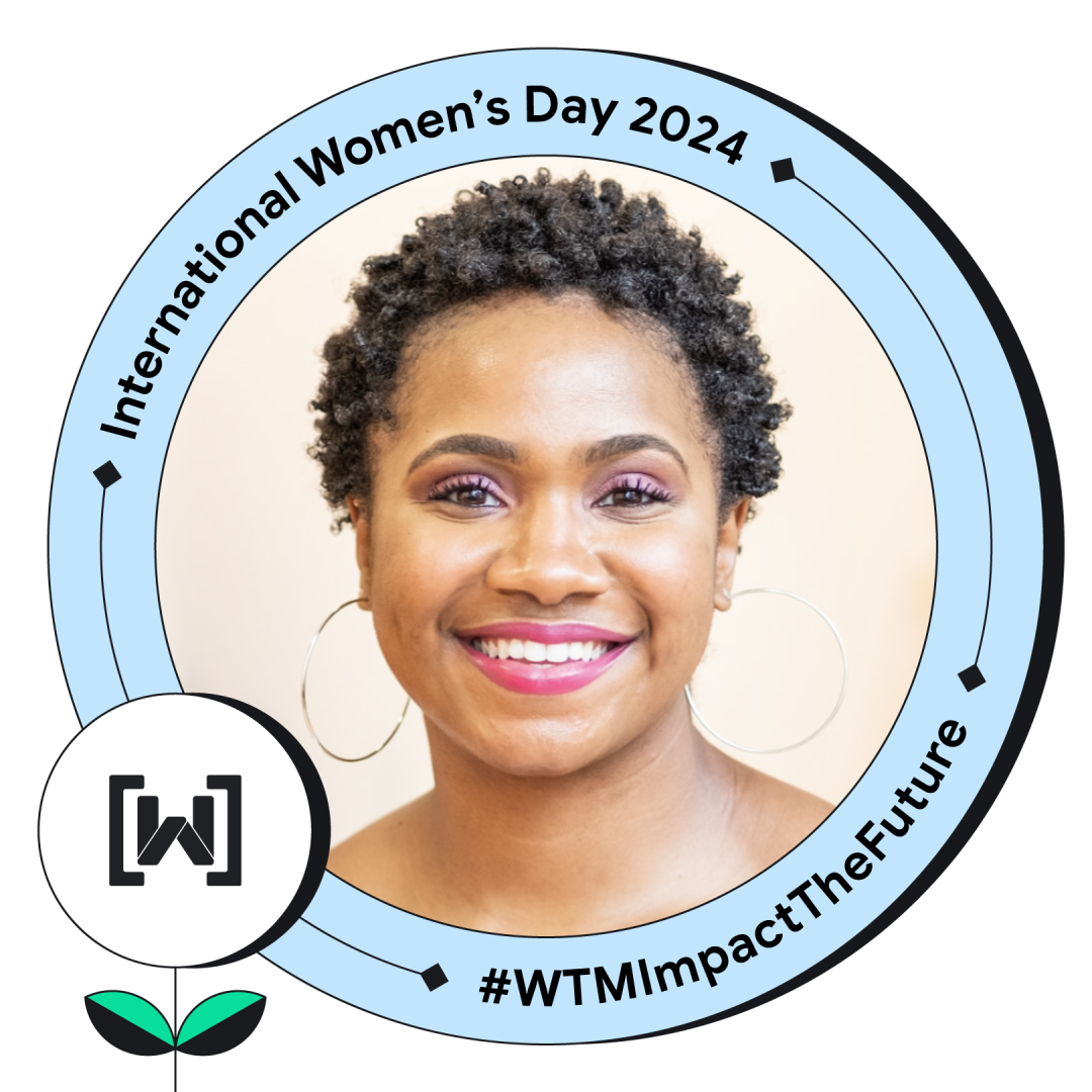 #WTMImpactTheFuture: 2024 年国際女性デーを祝おう。「2024 年国際女性デー」の鮮やかなバッジが記念日です。下部には力強いハッシュタグ「#WTMImpactTheFuture」があり、女性はポジティブな変化を起こすよう呼びかけています。中央には、世界中の女性の多様な意見と貢献を表す黒人女性の写真が誇らしげに立っている。