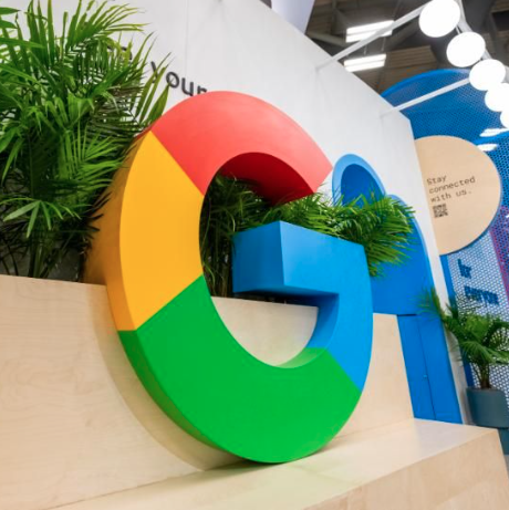 Logo Google yang menonjol berdiri tegak di bursa kerja, yang menarik calon kandidat.