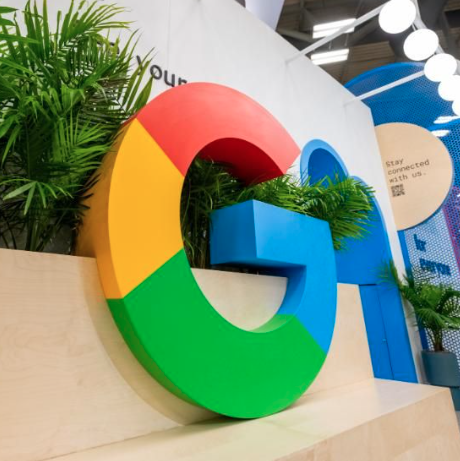 Le logo très visible de Google, très visible lors d&#39;un salon de l&#39;emploi, attire des candidats potentiels.