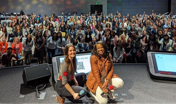 Google I/O konferansındaki oditoryumda Women Techmakers topluluğunun grup fotoğrafı.