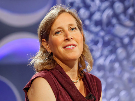 Una foto di Susan Wojcicki, una figura di spicco nel settore tecnologico, che indossa una camicetta rosso scuro e una collana.