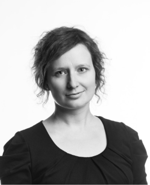 Katarzyna, una donna olandese che guarda dritto alla fotocamera con un sogghigno leggero. La foto è in bianco e nero e mette in evidenza gli occhi e il sorriso.