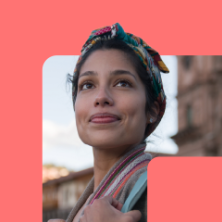 Une femme Techmaker, un sac à la main, regarde avec inspiration, encadrée par le symbole WTM du pouvoir de codage féminin.