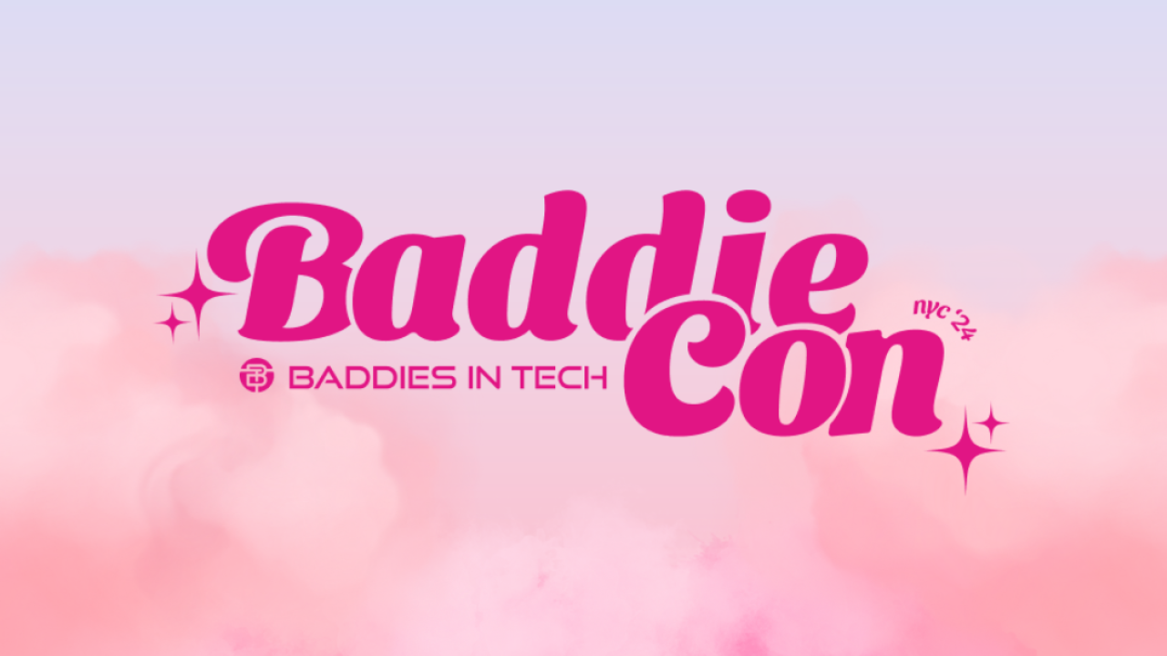 雲と輝く星が描かれたピンクのバナーに「Baddie Con」の文字が描かれている明るいピンクの文字で書かれていますBaddies in Tech のロゴは、下部の中央に配置されています。