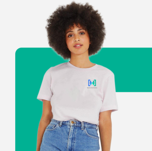 Seorang perempuan dengan rambut afro mengenakan kaos putih dengan logo WTM berdiri santai, dengan elemen latar belakang hijau kebiruan.