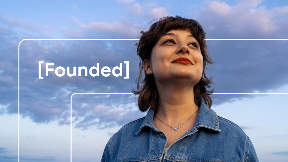 Foto de una mujer con una chaqueta de jean, mirando al cielo azul. El texto que se superpone a la imagen dice “Fundado” de blanco, para promocionar una serie de YouTube de Women Techmakers.