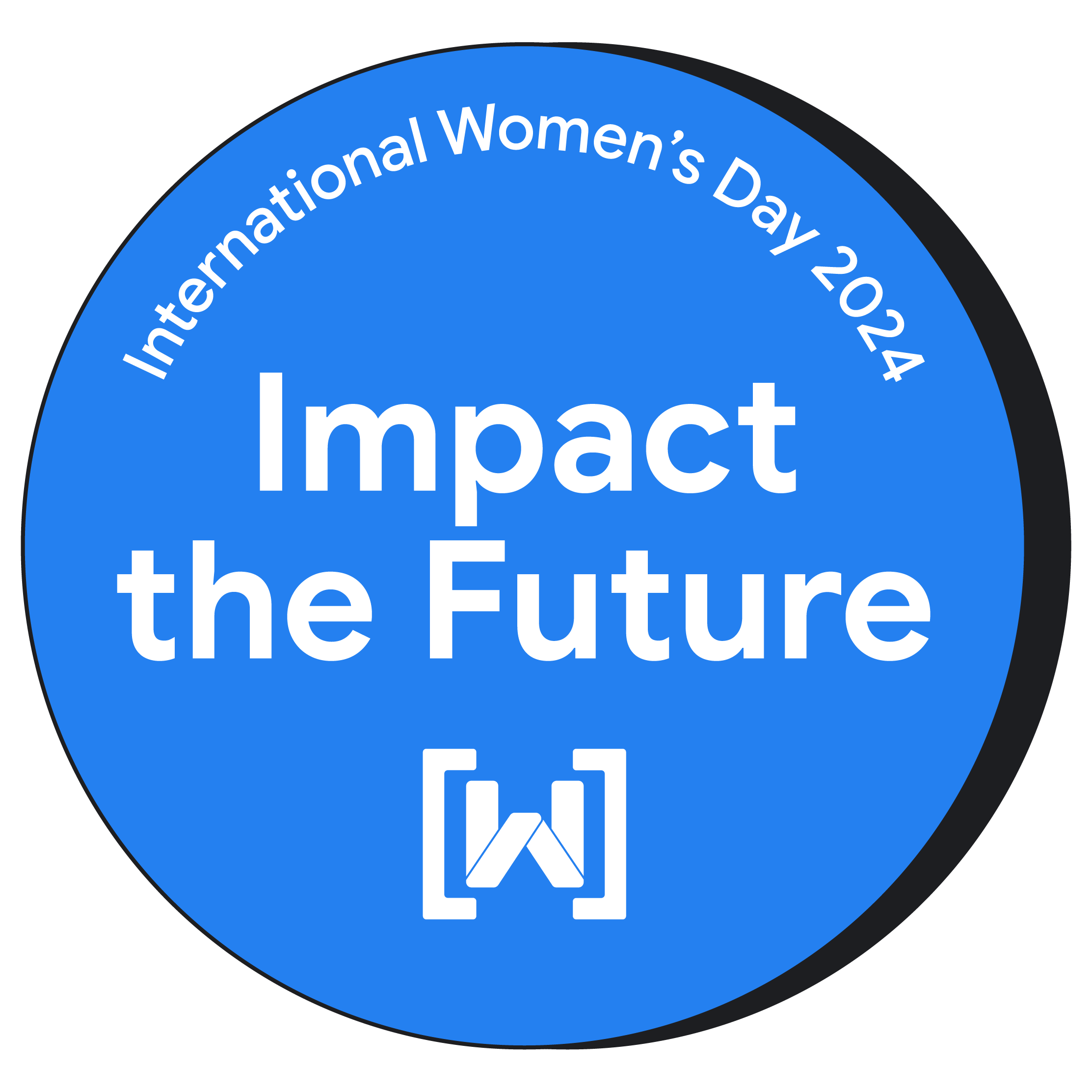 Круглый значок, посвященный Международному женскому дню 2024 года. Значок имеет ярко-синий фон с текстом «Влияние на будущее», заметно расположенным в центре. Логотип Women Techmakers находится в нижней части значка.