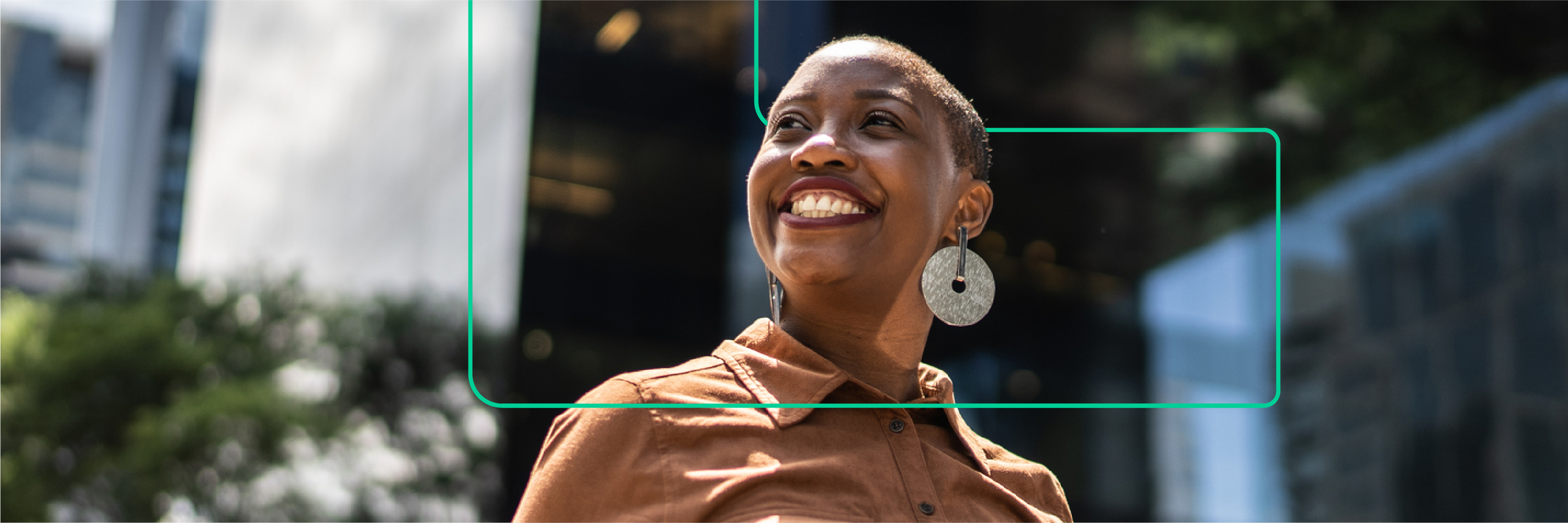 一位黑人女性在看太阳时微笑的照片。横幅中还包括一个大括号，这个符号通常与编程相关，Women Techmaker 使用以下大括号让女性能够突破预期、迎接新事物，从而拓展规范和重塑整个行业。