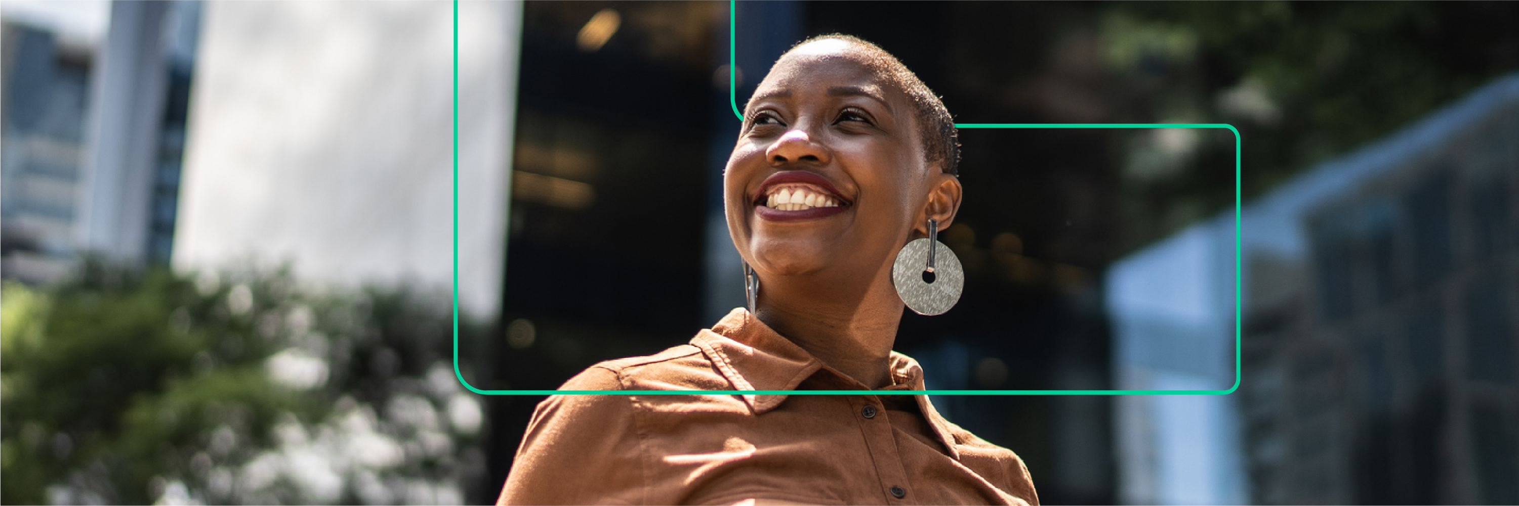 Una foto de una mujer afrodescendiente que sonríe mientras mira al sol. El banner también incluye el corchete, un símbolo que a menudo se asocia con la programación y que usa Women Techmaker para empoderar a las mujeres que logran superar lo esperado y pasar a la siguiente, expandiendo la norma y reformulando la industria.