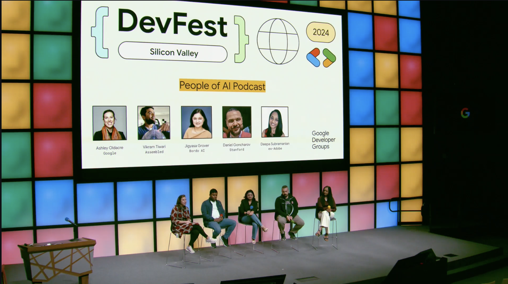 Ảnh chụp bảng điều khiển DevFest Silicon Valley gồm 5 chuyên gia.