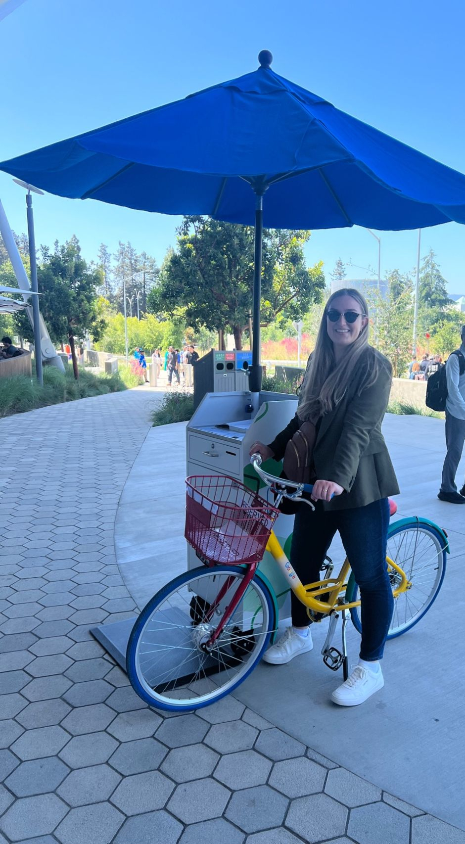 Retrato de Petra, una mujer caucásica, de pie sobre una bicicleta de Google en IO