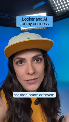 Debi Cabrera, una donna con un cappello, spiega come utilizza Looker e l&#39;IA generativa.