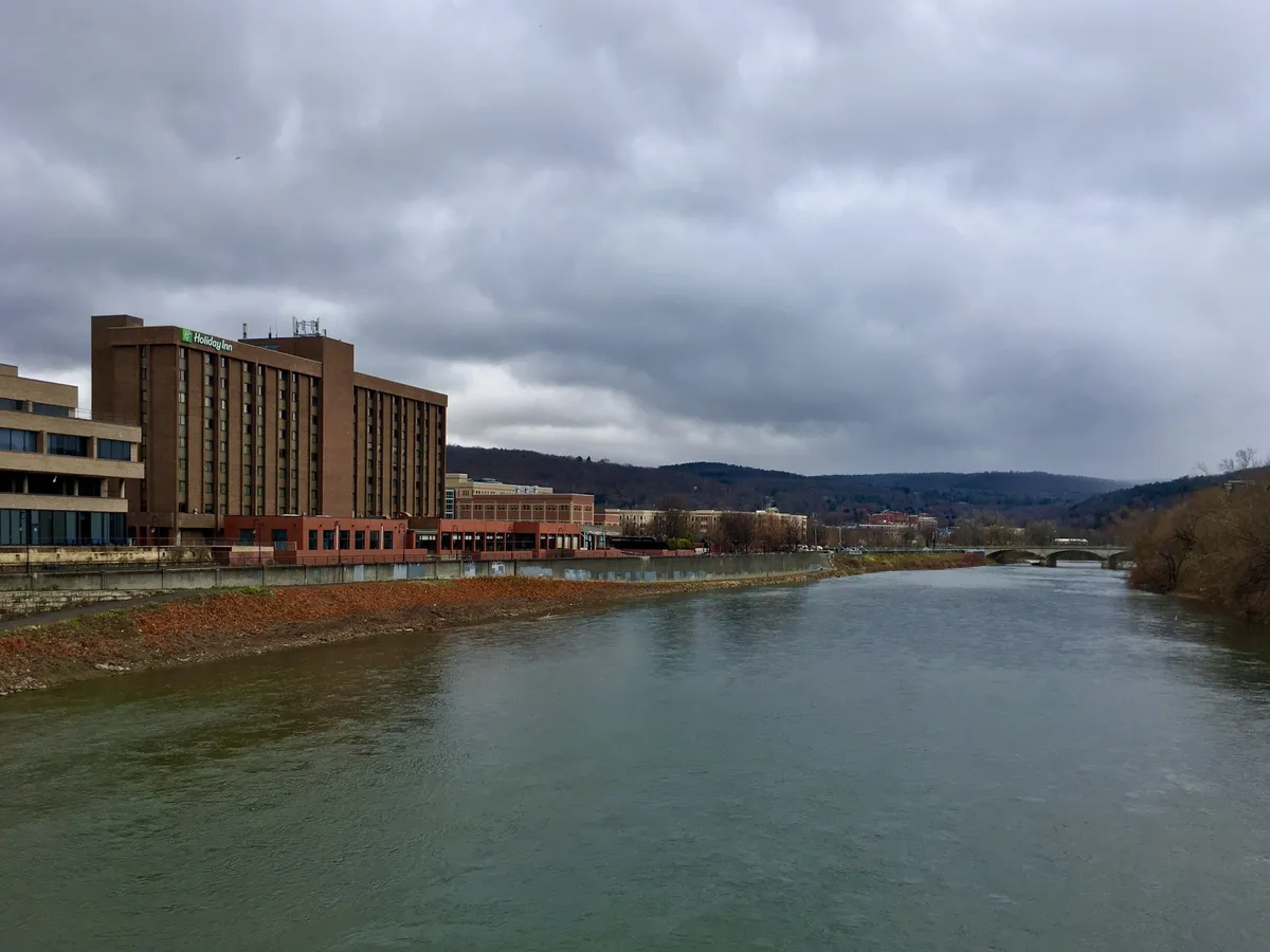 File:Chenango River as seen from Court Street bridge, Bingha