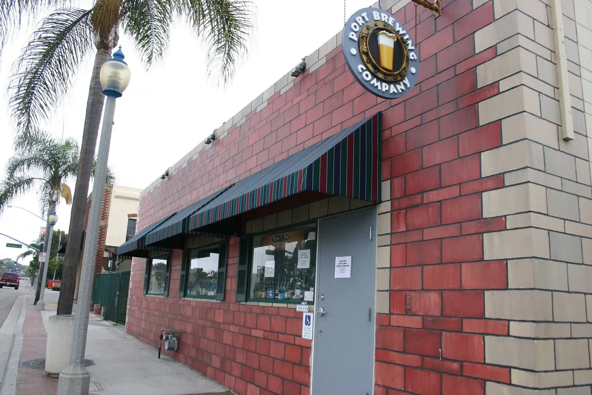File:Pizza Port Carlsbad 2.jpg