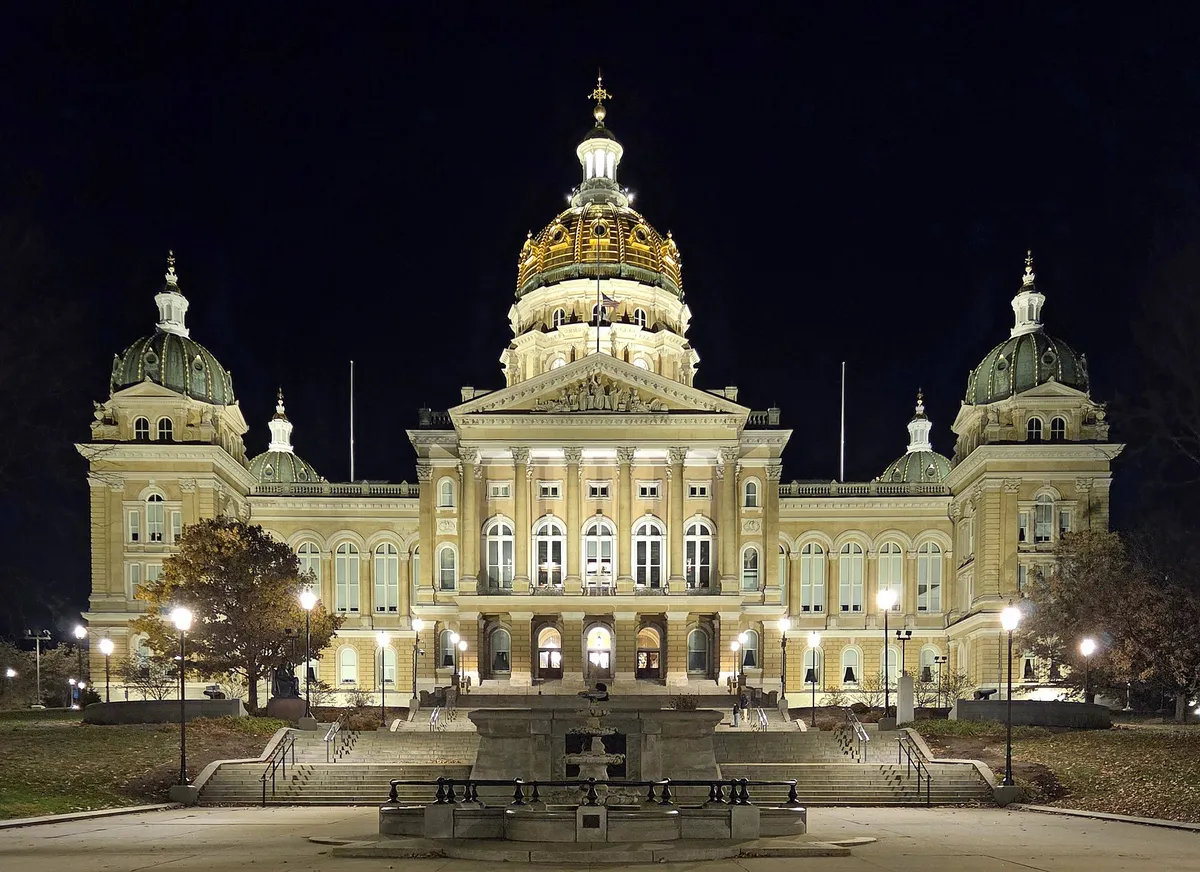 File:Iowa State Capitol at night.jpg