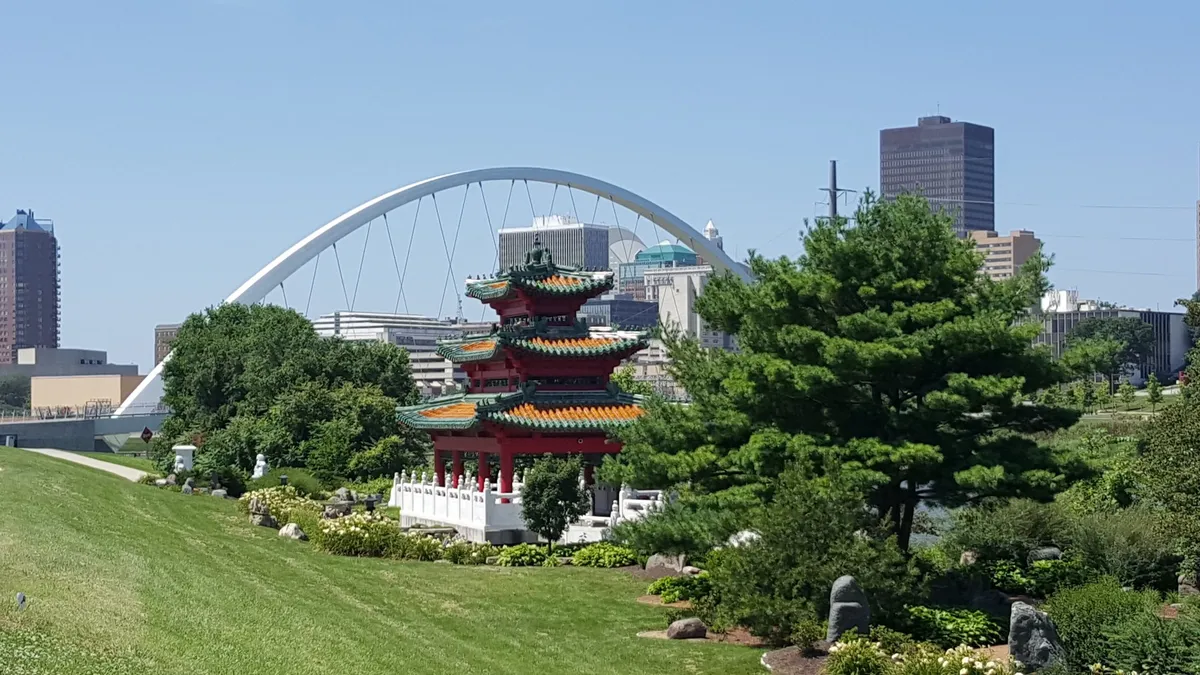 File:Robert D. Ray Asian Gardens, Des Moines - 1.jpg