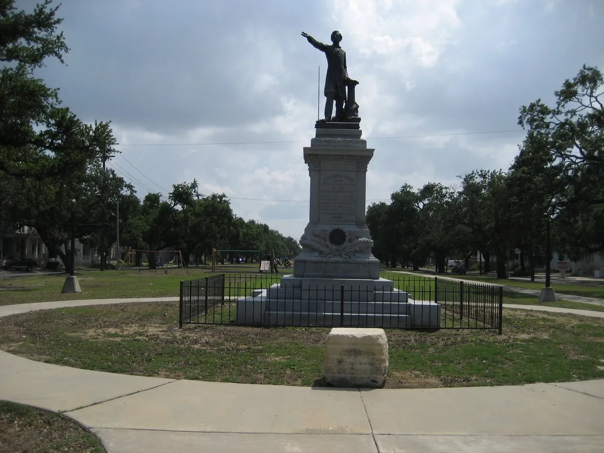 File:DavisPkwyJeffDavisStatueFront.jpg