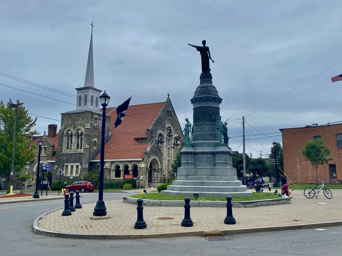 File:Utica, New York - 02 - Oneida Square - Soldiers and Sai