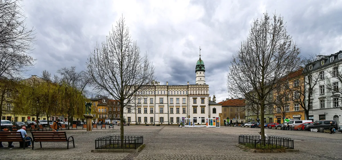 File:Wolnica Square and former city hall of Kazimierz, view