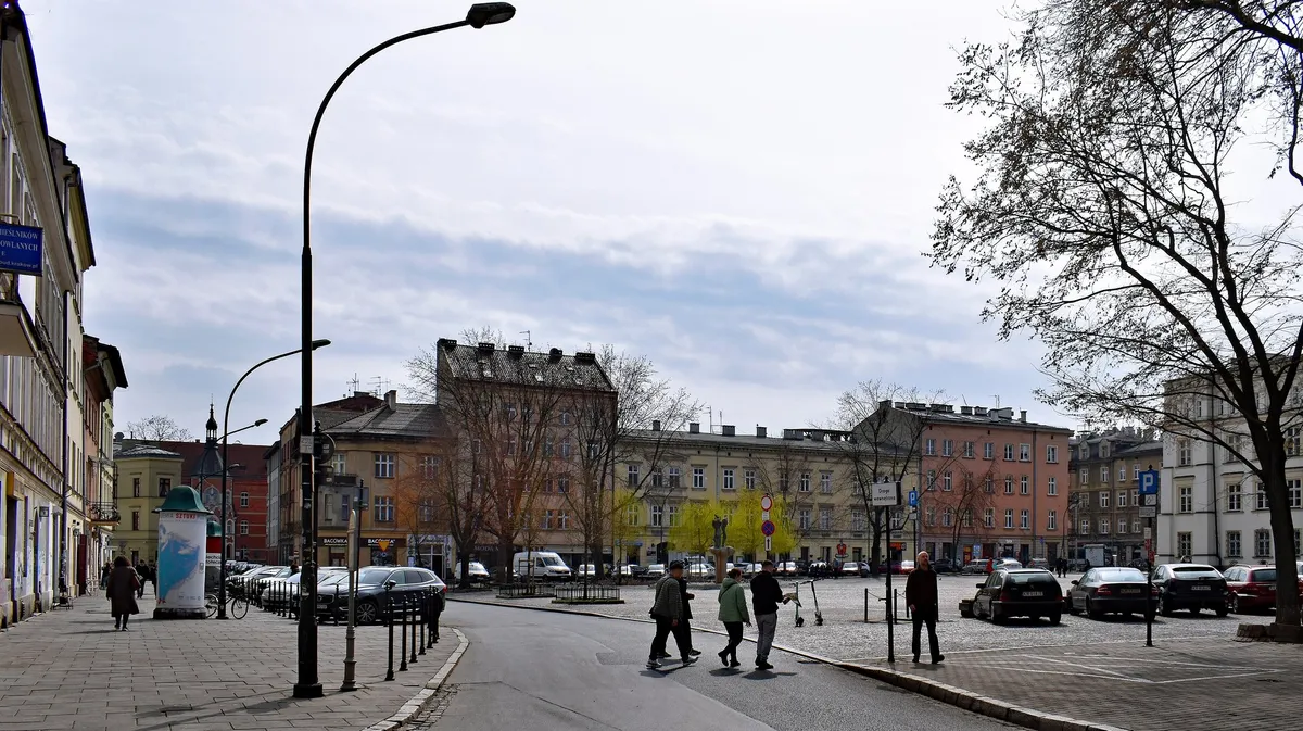 File:Wolnica Square, view to S, Kazimierz, Kraków, Poland.jp