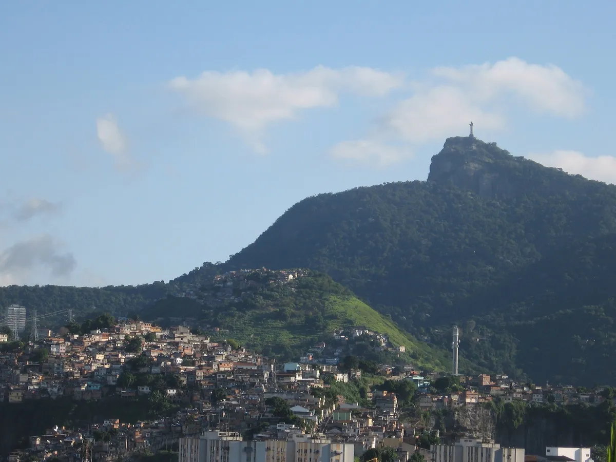File:Favela x Corcovado - panoramio.jpg